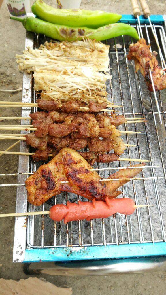 自制烤羊肉串 鸡翅,买了<a style='color:red;display:inline-block;' href='/shicai/ 211864'>竹签</a>200只，串<a style='color:red;display:inline-block;' href='/shicai/ 329'>羊肉</a>用了60多，我切的块很大,另外烤肠 鱼豆腐 尖椒 茄子 馒头片用了一些