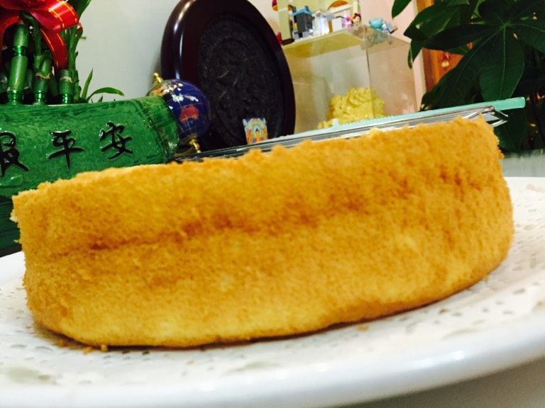水果奶油蛋糕,烤好后,拿出震两下倒扣在烤网上晾凉脱模.