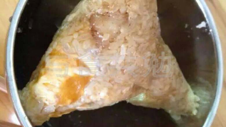 咸蛋粽子,水滚以后放入包好的粽子，水要浸过粽面，待水重新滚翻后煮3小时左右至熟