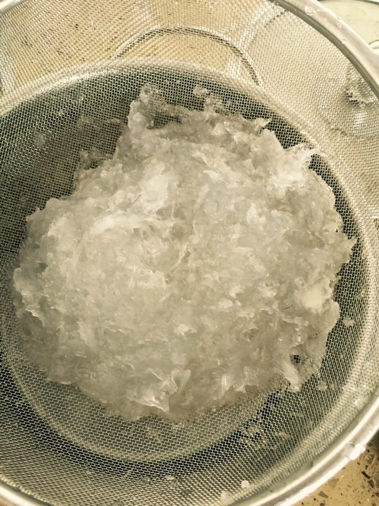 红枣冰糖燕窝,用豆浆机过滤网清洗，以免冲走浪费