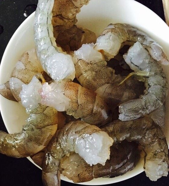 虾仁丝瓜,<a style='color:red;display:inline-block;' href='/shicai/ 301'>鲜虾</a>去壳后，在背后切一刀不切断，去掉虾肠，洗净，用<a style='color:red;display:inline-block;' href='/shicai/ 720'>胡椒粉</a>，生粉和盐腌制10分钟.