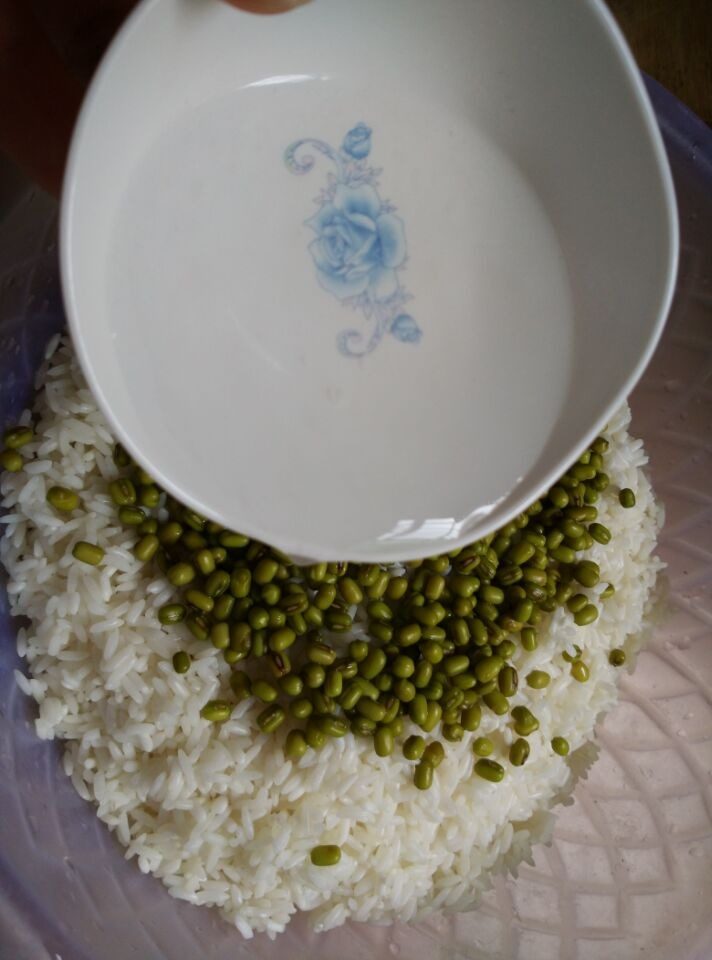 碱水粽,如图糯米和绿豆沥干水,倒入碱水