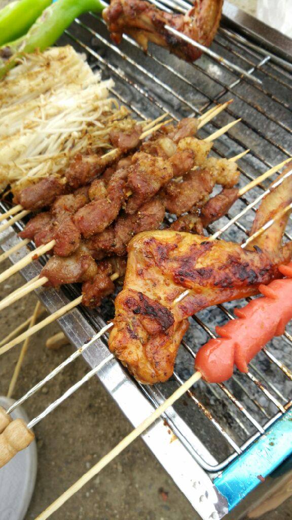 自制烤羊肉串 鸡翅,烤炉加炭,点火,这里要切记,等炭火苗全灭了,炭红了在烤,要不然都会烤糊的,烤的时候刷的烧烤辣酱,液体的,因为都是我一个人忙乎,图片没有拍太多,有不懂的可以问我,烤过多次,每次都很成功