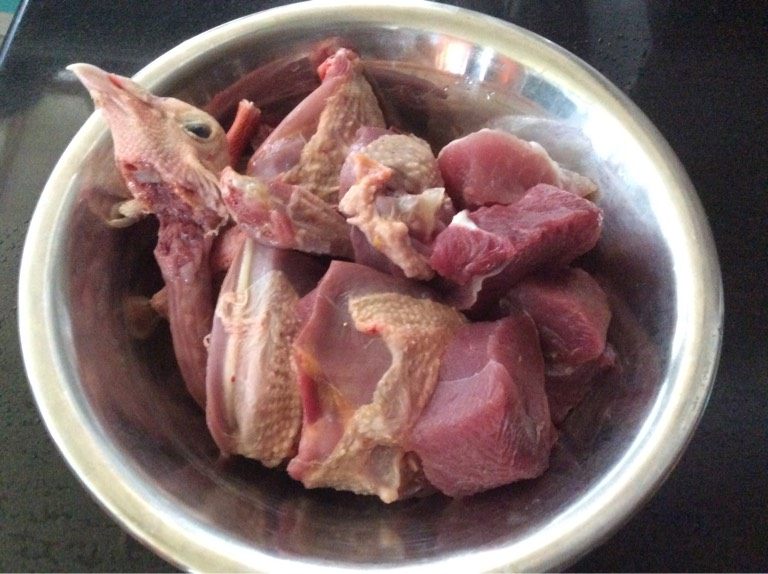 绿豆百合煲老鸽,将老鸽洗净斩件,瘦肉洗净切块