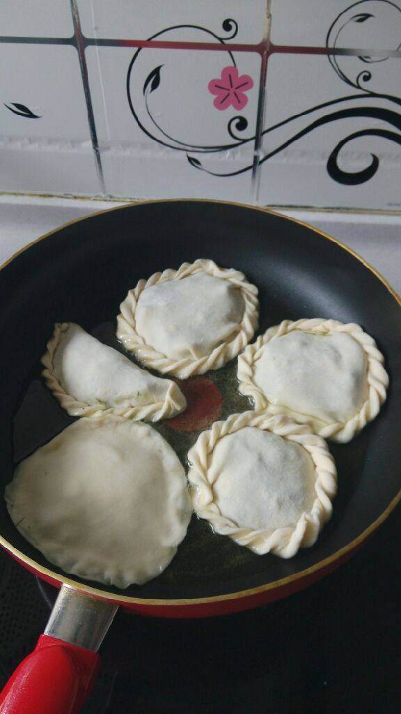 茴香鸡蛋烫面饼,包好馅饼，两面烙金黄即可