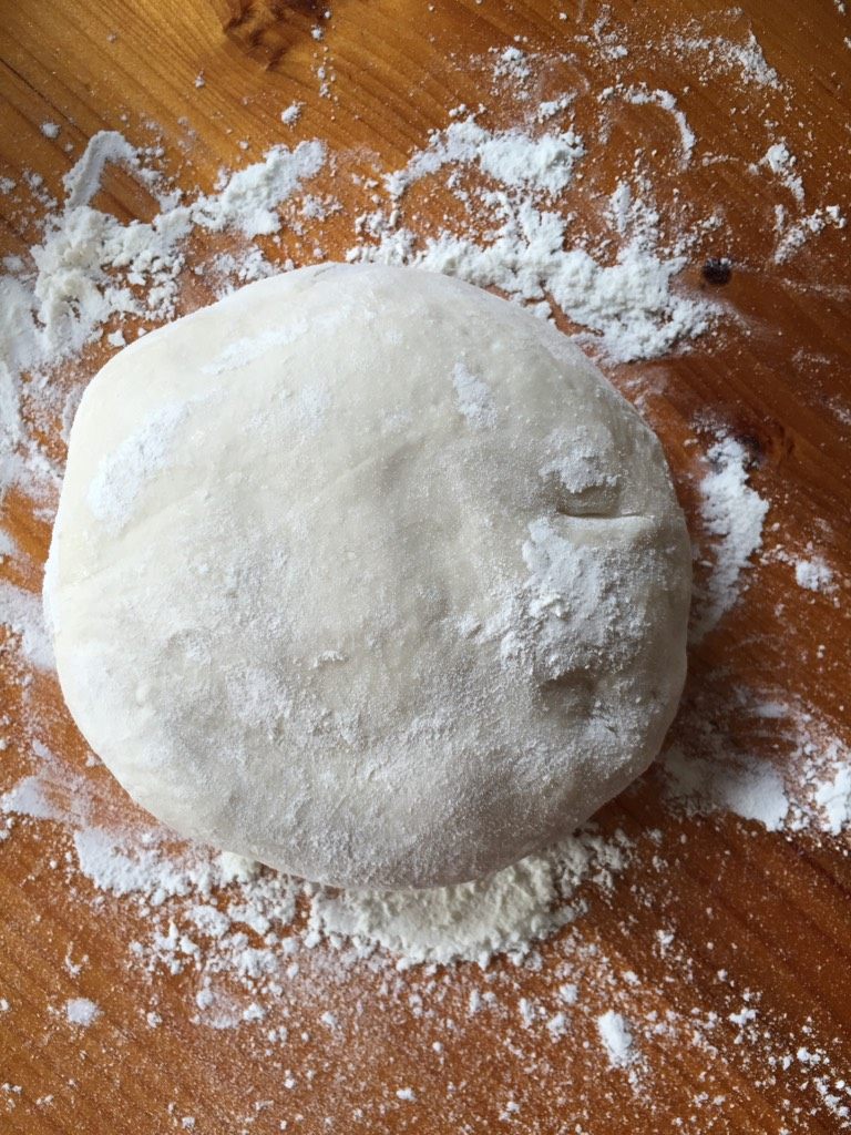 葱花肉饼,如图,用温开水把面团揉好,放一边醒至15分钟左右。
