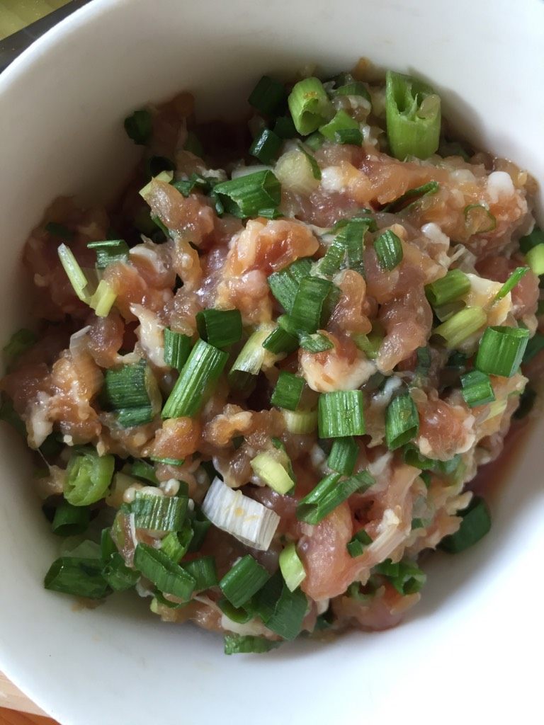 葱花肉饼,接下来剁猪肉末，切葱花。搅拌均匀加入适量的<a style='color:red;display:inline-block;' href='/shicai/ 788'>生抽</a>、盐和<a style='color:red;display:inline-block;' href='/shicai/ 717'>味精</a>，这样肉饼的馅也做好了。