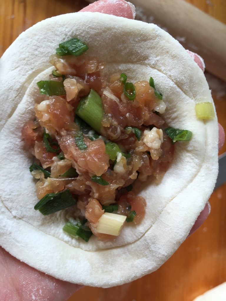 葱花肉饼,把面团揉成一条长形,分成八等份,用擀面杖擀成大小适中的饼皮,包适量肉馅