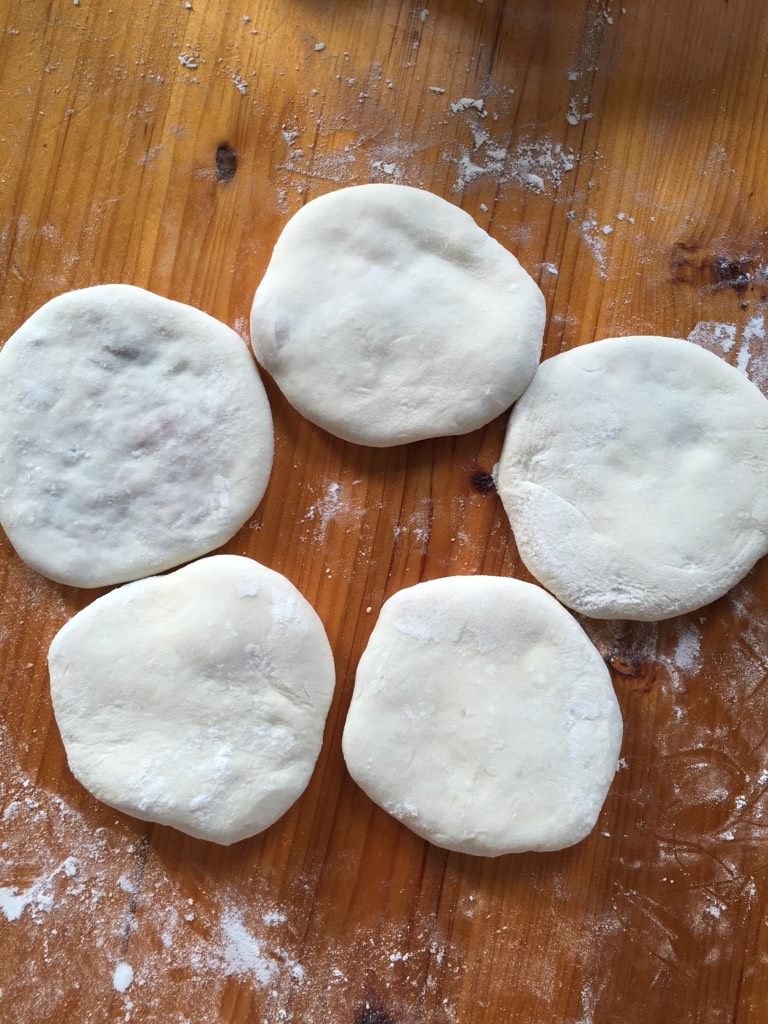 葱花肉饼,如图依次做好,把肉饼都按成饼状,准备入锅煎