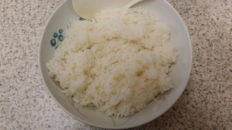 紫菜包饭,将刚出锅的<a style='color:red;display:inline-block;' href='/shicai/ 507'>米饭</a>趁热加入适量<a style='color:red;display:inline-block;' href='/shicai/ 847'>香油</a>、盐、<a style='color:red;display:inline-block;' href='/shicai/ 10588'>糖</a>、<a style='color:red;display:inline-block;' href='/shicai/ 4734'>寿司醋</a>拌匀