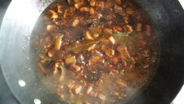 土豆卤肉饭,加入泡发香菇的水和清水(量要没过肉),大火煮开锅加入<a style='color:red;display:inline-block;' href='/shicai/ 866'>冰糖</a>,盖盖子转小火炖20分钟,加入盐继续盖盖子炖20分钟