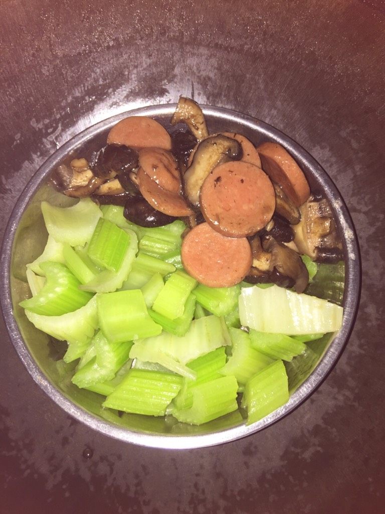 芹菜香菇炒火腿双拼