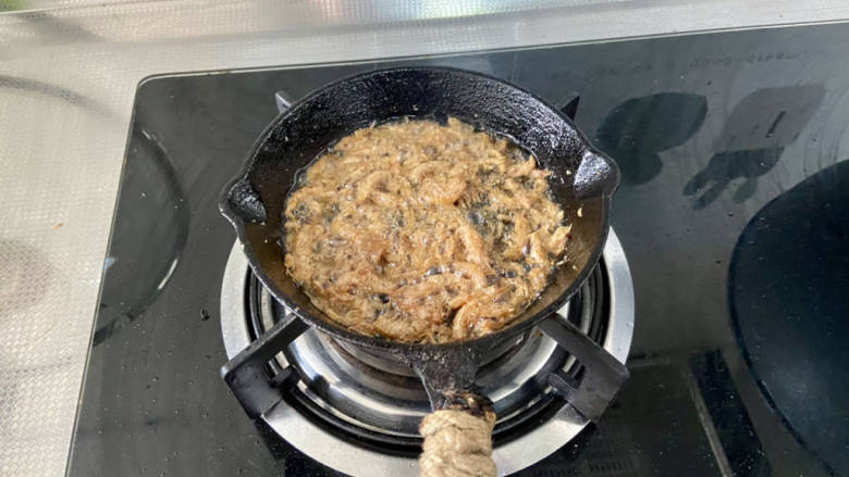 凉拌娃娃菜,热锅加适量食用油,油温热,下虾皮,小火炸香