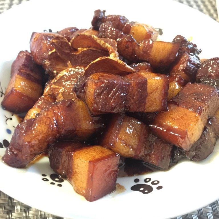 家常红烧肉,盛盘上菜