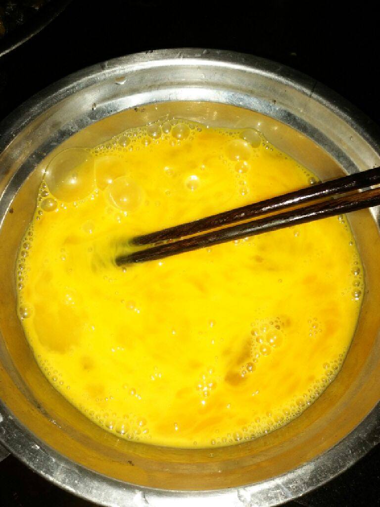 黑木耳炒雞蛋,將雞蛋打好