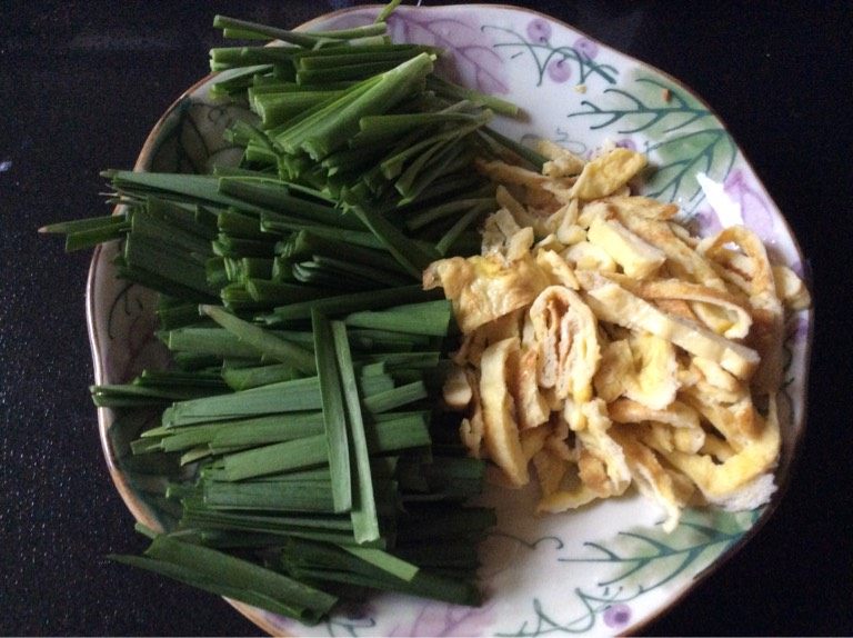 绿豆芽炒粉丝,<a style='color:red;display:inline-block;' href='/shicai/ 9'>鸡蛋</a>打散煎成饼然后切丝，韮菜洗干净切段