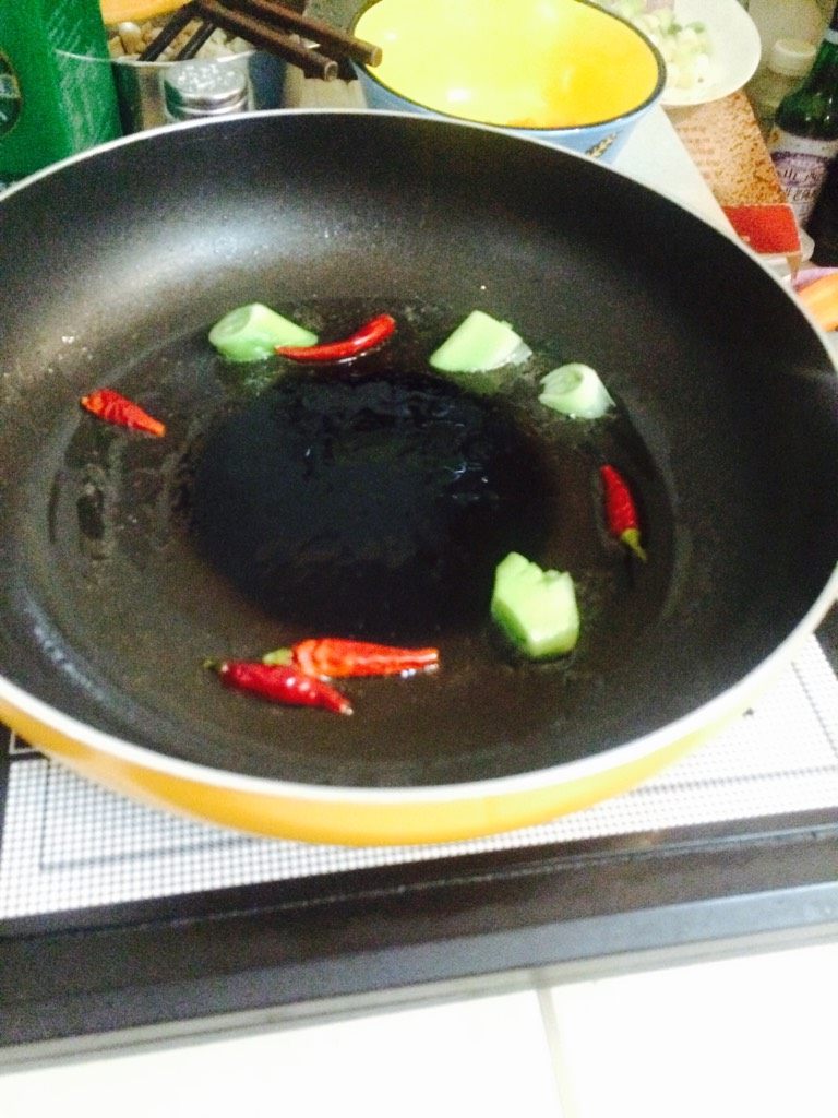 宫保鸡丁,油锅加热，加入<a style='color:red;display:inline-block;' href='/shicai/ 86474'>干辣椒</a>，少许葱，煸香
