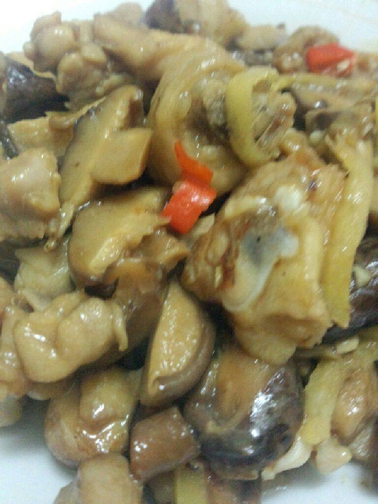 鸡腿炒香菇