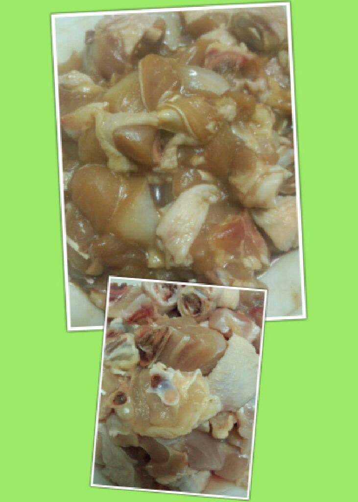 鸡腿炒香菇,<a style='color:red;display:inline-block;' href='/shicai/ 92'>鸡腿</a>洗干净切小块，用盐<a style='color:red;display:inline-block;' href='/shicai/ 788'>生抽</a>，少许<a style='color:red;display:inline-block;' href='/shicai/ 762'>老抽</a>，盐腌制一下