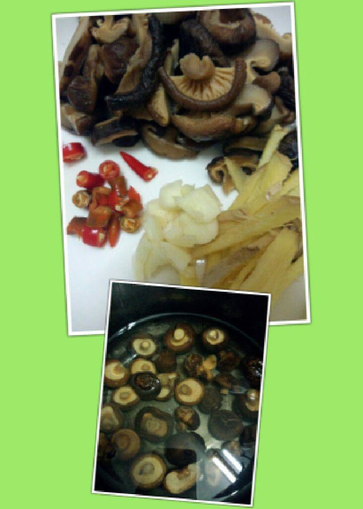 鸡腿炒香菇,<a style='color:red;display:inline-block;' href='/shicai/ 230'>香菇</a>用开水泡发，泡好洗干净切小块，<a style='color:red;display:inline-block;' href='/shicai/ 62'>辣椒</a>切碎，<a style='color:red;display:inline-block;' href='/shicai/ 37'>姜</a>切丝，蒜剁碎