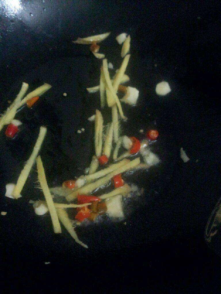 鸡腿炒香菇,锅加油烧开放辣椒，姜跟蒜炒香