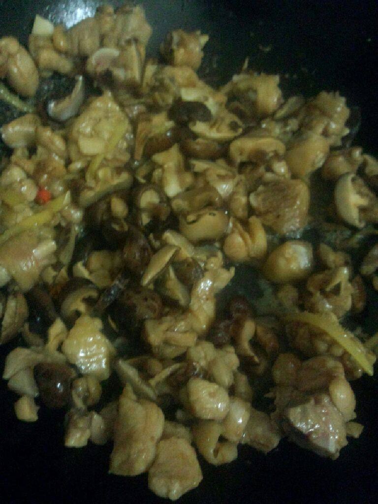 鸡腿炒香菇,加少许水焖，焖到汁收干炒几下即可