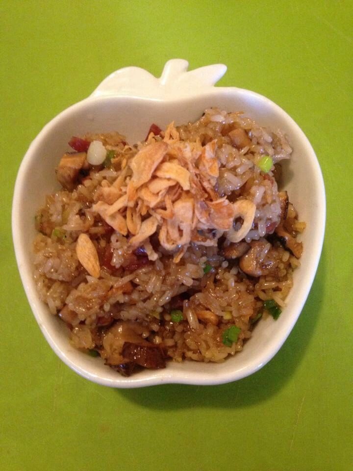 生炒糯米饭,5,最后盛碗时再加上,点缀一下,一碗看着香,闻着香,吃着也香的生炒糯米饭完成。