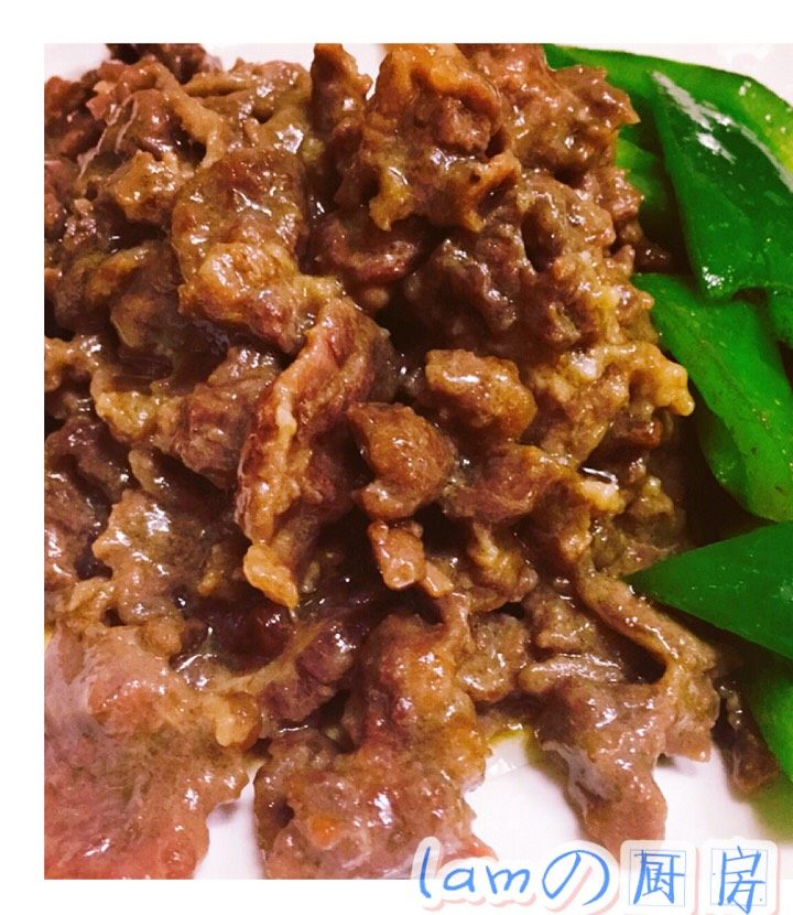 爆炒牛肉,3,炒的火候,热锅倒油,炒十秒钟内把锅盖盖上,关火让它焖一会起锅,这样炒出来的牛肉又嫩又滑。出锅前撒少许盐调味.