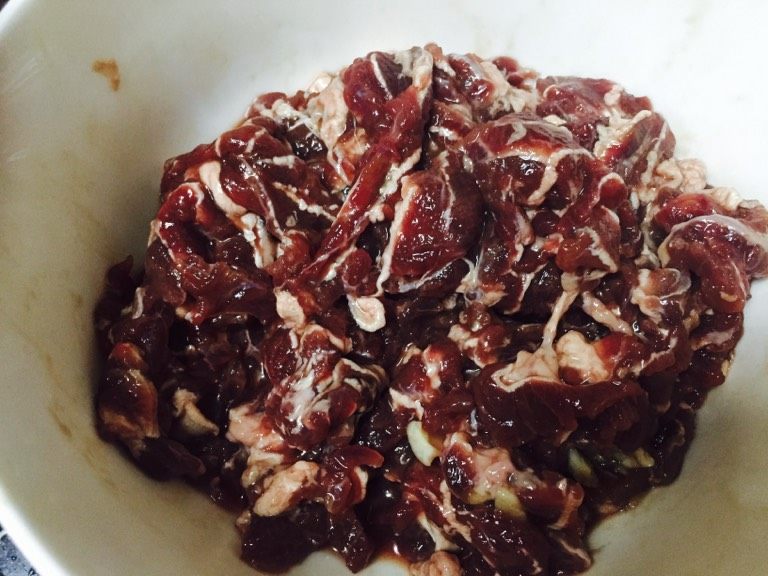 爆炒牛肉,2，腌制，先用糖腌十分钟，在用生粉，<a style='color:red;display:inline-block;' href='/shicai/ 788'>生抽</a>抓匀，放入冰箱冷藏一至二个小时以上.要炒之前取出后，放入切片的<a style='color:red;display:inline-block;' href='/shicai/ 2794'>大蒜</a>，腌制一会.
