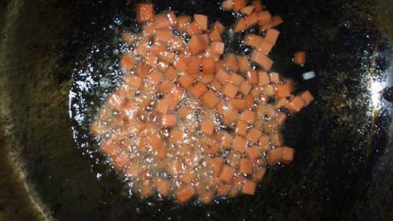 火腿菠萝炒饭,热锅放油先把火腿爆香