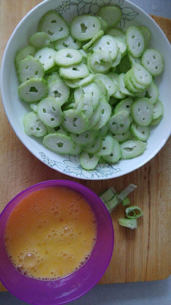 丝瓜炒蛋,<a style='color:red;display:inline-block;' href='/shicai/ 57'>丝瓜</a>去皮洗净切片，<a style='color:red;display:inline-block;' href='/shicai/ 9'>鸡蛋</a>打散，<a style='color:red;display:inline-block;' href='/shicai/ 3250'>葱</a>切<a style='color:red;display:inline-block;' href='/shicai/ 3250'>葱</a>花