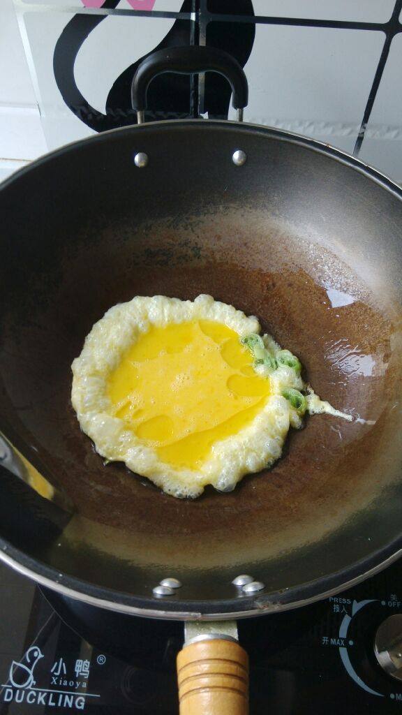 丝瓜炒蛋,热锅凉油，油热加入葱花煸香，加入鸡蛋，定型后翻炒