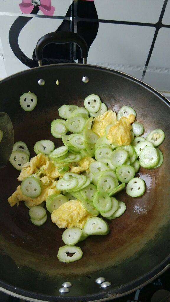 丝瓜炒蛋,加入丝瓜翻炒几下，加入盐调味，炒至熟即可