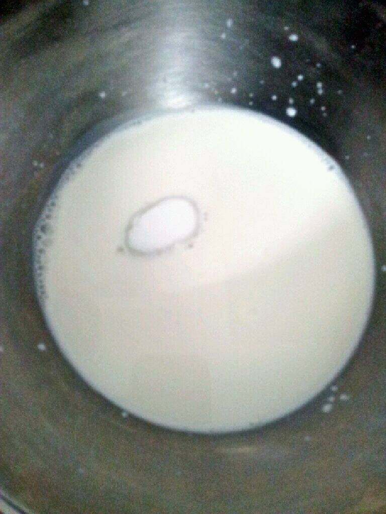 牛奶鸡蛋布丁,牛奶加糖在锅里隔温水搅匀至糖融化，这却到不烫手。