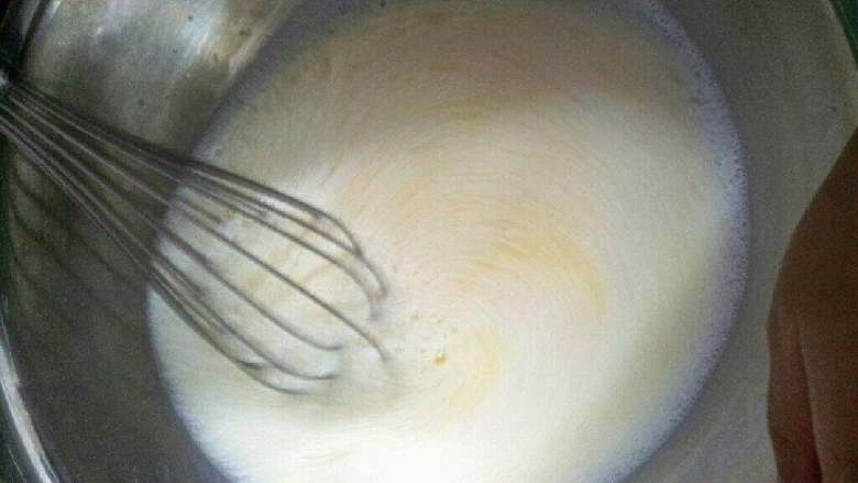 牛奶鸡蛋布丁,加入<a style='color:red;display:inline-block;' href='/shicai/ 9'>鸡蛋</a>拌匀