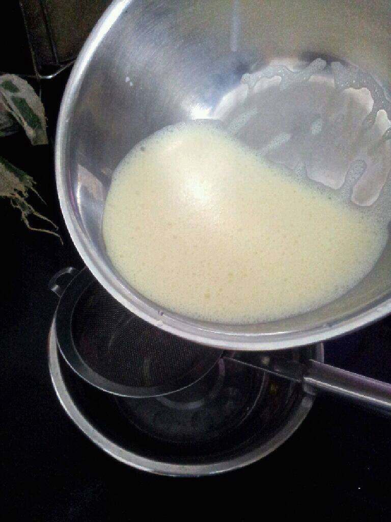 牛奶鸡蛋布丁,过滤2次，加几滴<a style='color:red;display:inline-block;' href='/shicai/ 780'>香草精</a>，没有可以不加，拌匀，静置半小时