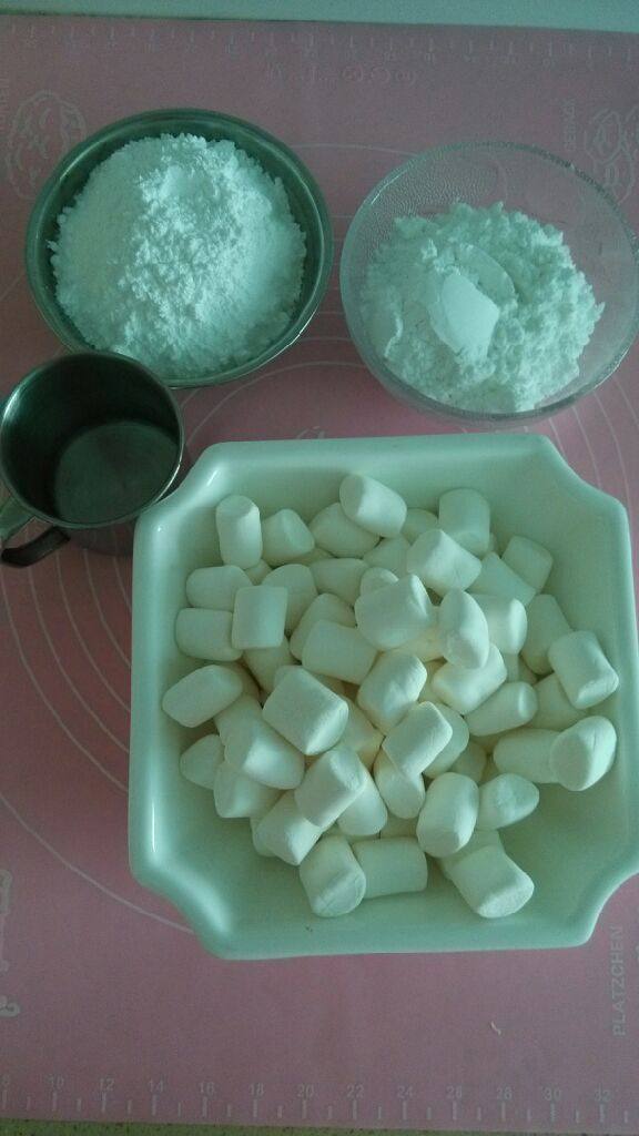 自制简易版翻糖膏,糖我分成两份,一份三分之二,一份三分之一。棉花糖剪碎些加入水伴均匀入微波炉加热30秒