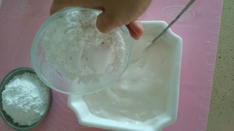 自制简易版翻糖膏,加入三分之一糖粉,用勺子搅伴