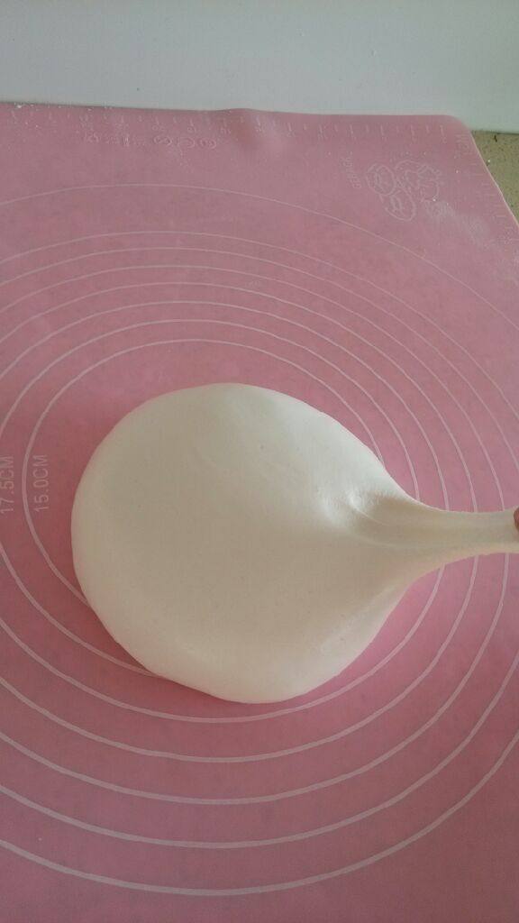 自制简易版翻糖膏,如图,做好的翻糖膏是很有延展性的