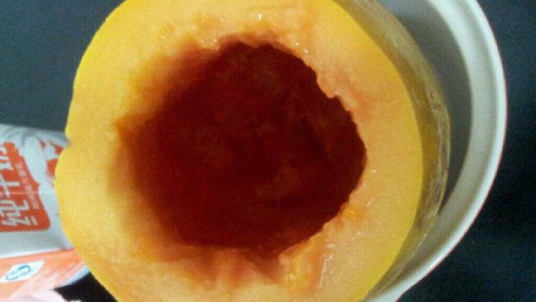 木瓜牛奶冻,<a style='color:red;display:inline-block;' href='/shicai/ 590'>木瓜</a>掏空