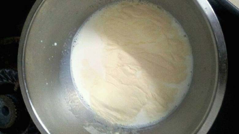 木瓜牛奶冻,<a style='color:red;display:inline-block;' href='/shicai/ 219'>牛奶</a>加入吉利丁粉，糖，隔热水搅至糖，粉融化