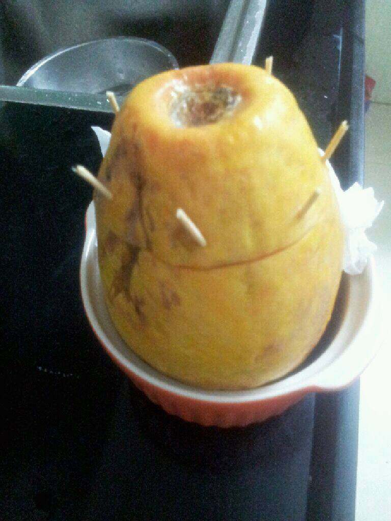 木瓜牛奶冻,倒入木瓜里，盖上木瓜头，用牙签固定，进冷藏4小时以上