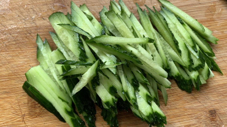 黄瓜炒土豆丝,切丝
