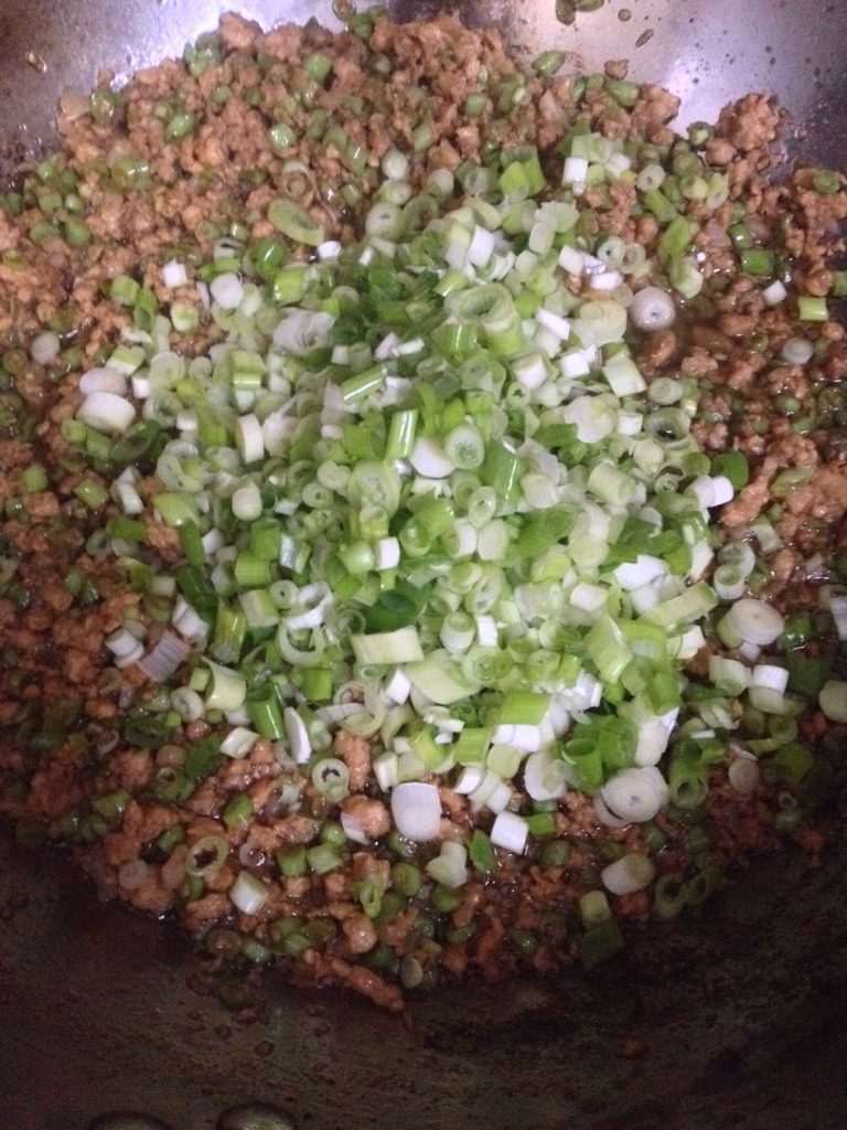 猪肉豇豆大葱包子,关火,放入大葱末翻炒