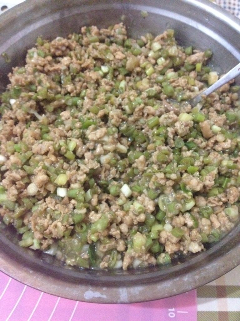 猪肉豇豆大葱包子,肉陷放弃了冰箱拿出来后即可做包子啦