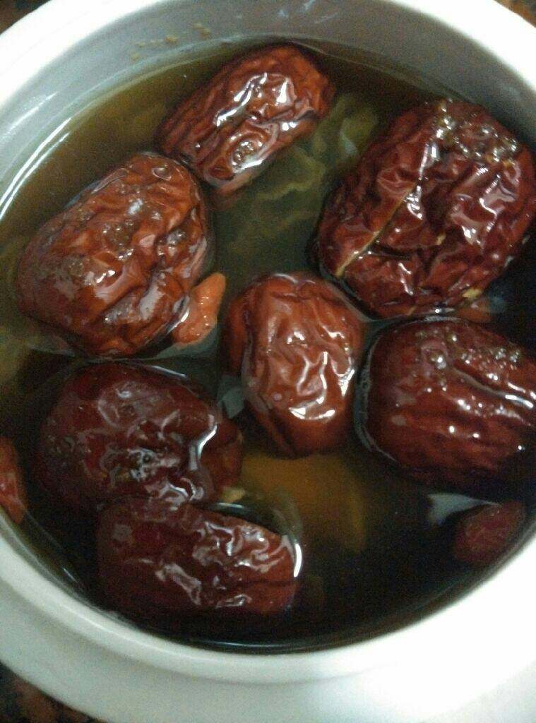 红枣银耳汤（胶原蛋白）,其他材料洗一次水，
<a style='color:red;display:inline-block;' href='/shicai/ 2470'>红枣</a>对半切开
<a style='color:red;display:inline-block;' href='/shicai/ 2470'>红枣</a>、桂圆、百合、<a style='color:red;display:inline-block;' href='/shicai/ 673'>枸杞</a>、<a style='color:red;display:inline-block;' href='/shicai/ 882'>红糖</a>一起放入炖盅，加温水至八分满
