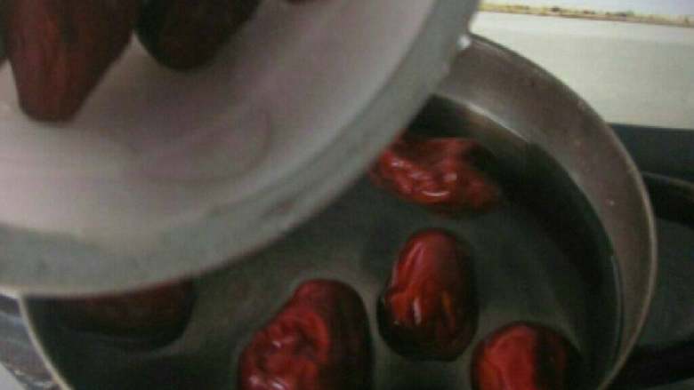 地瓜红枣汤,<a style='color:red;display:inline-block;' href='/shicai/ 2470'>红枣</a>洗净放入锅内添适量水烧开，再煮10分钟；