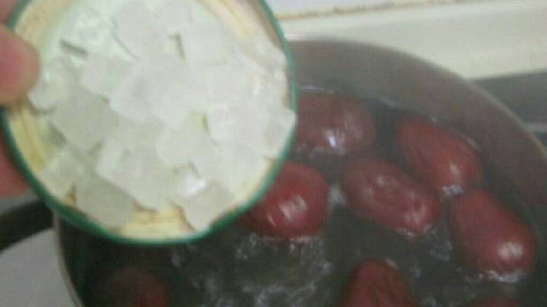 地瓜红枣汤,放入<a style='color:red;display:inline-block;' href='/shicai/ 866'>冰糖</a>；