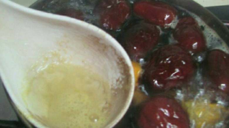 地瓜红枣汤,倒入地瓜块儿煮开，撇去浮沫；