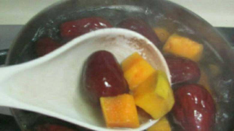 地瓜红枣汤,盖盖儿煮至地瓜绵软关火！